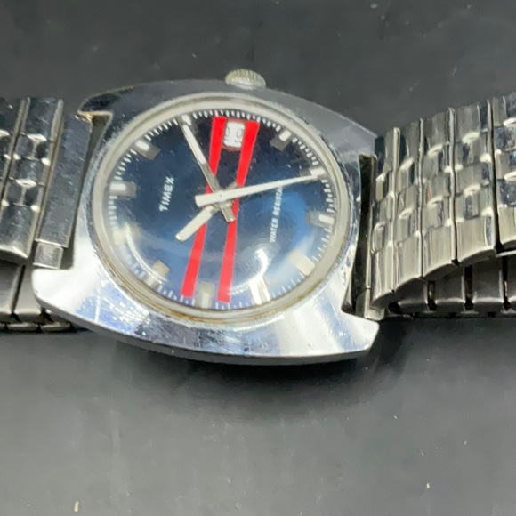 Vintage 1970's TIMEX Blue Dial With Red Stripes - Picture 5 of 5